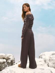 Nöista 这款深褐色罗纹针织套装包含一件露肩上衣和一条阔腿裤，优雅舒适，是春假期间女性的理想之选。无论是轻松的感恩节聚会、温馨的居家生日装扮，还是舒适又不失时尚的周末休闲装，都能轻松驾驭。它易于搭配春假服装、轻薄内搭或正式外套，打造精致的季节造型。 - 紫色 - 查看 4