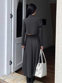 DAZY 2 件套女式休闲短款西装外套和 A 字褶裙套装，宽松设计 V 领双排扣 - 深灰色 - 查看 2