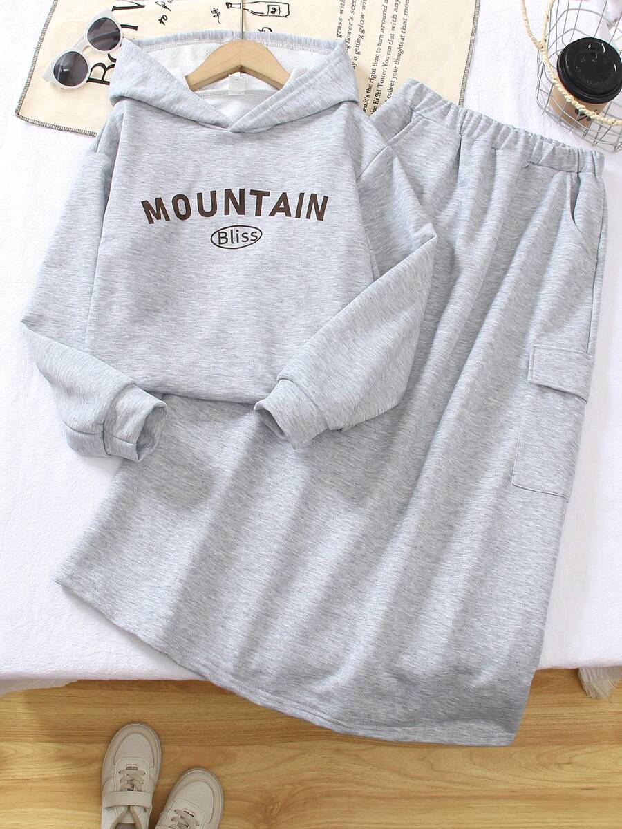 Genkimix Kids 女童活力字母印花长袖连帽衫和宽松长裙套装。采用有意义的字母印花设计，宽松版型，落肩袖设计，方便活动，适合上学、居家、郊游、派对、生日、运动等场合。 - 灰色 - 查看 1