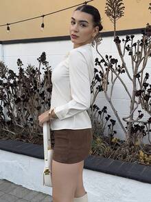 Andrea Bello 女式交叉领口金属装饰优雅修身白色衬衫 - 杏色 - 查看 4