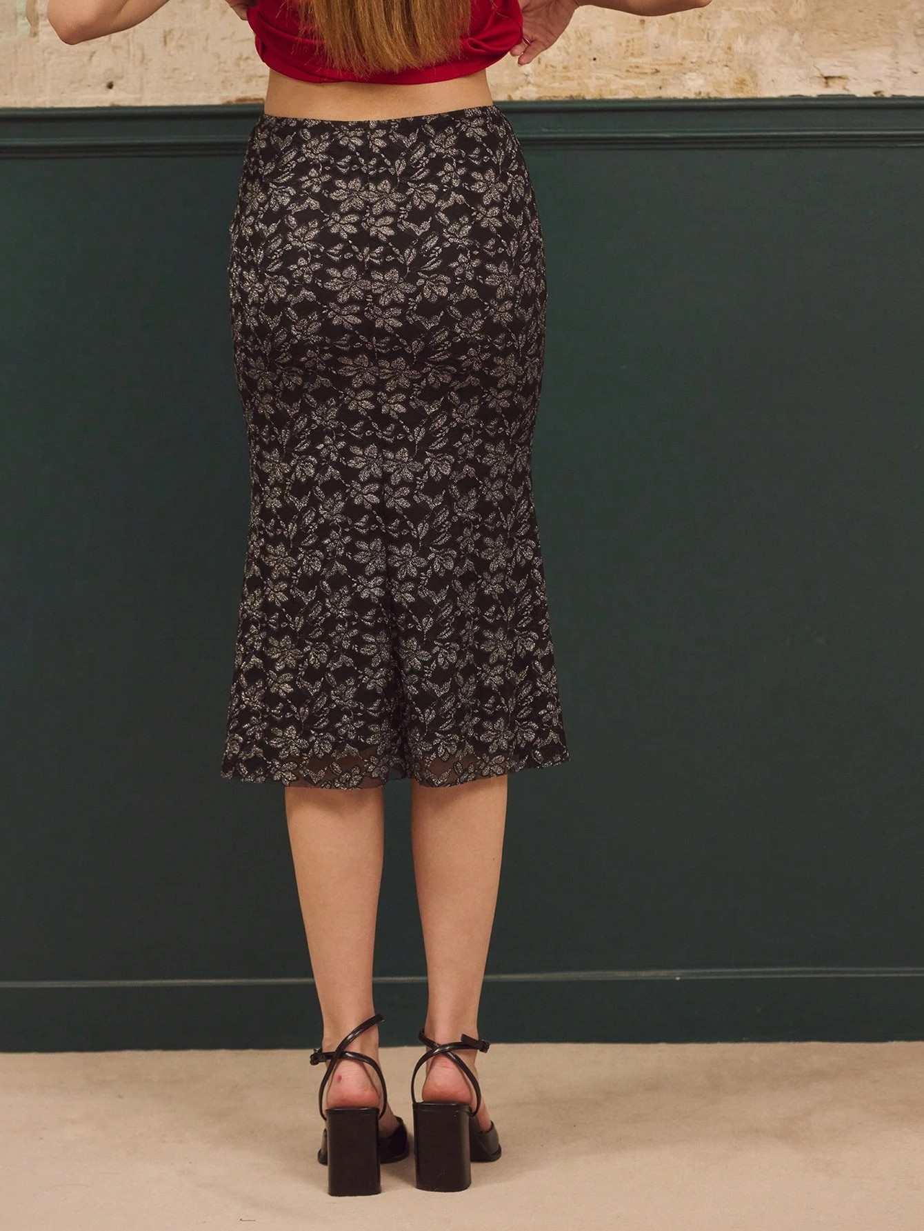 Schwarzer figurbetonter Midi-Rock aus metallisch-floraler Spitze, elegant für Partys, Herbst und Winter