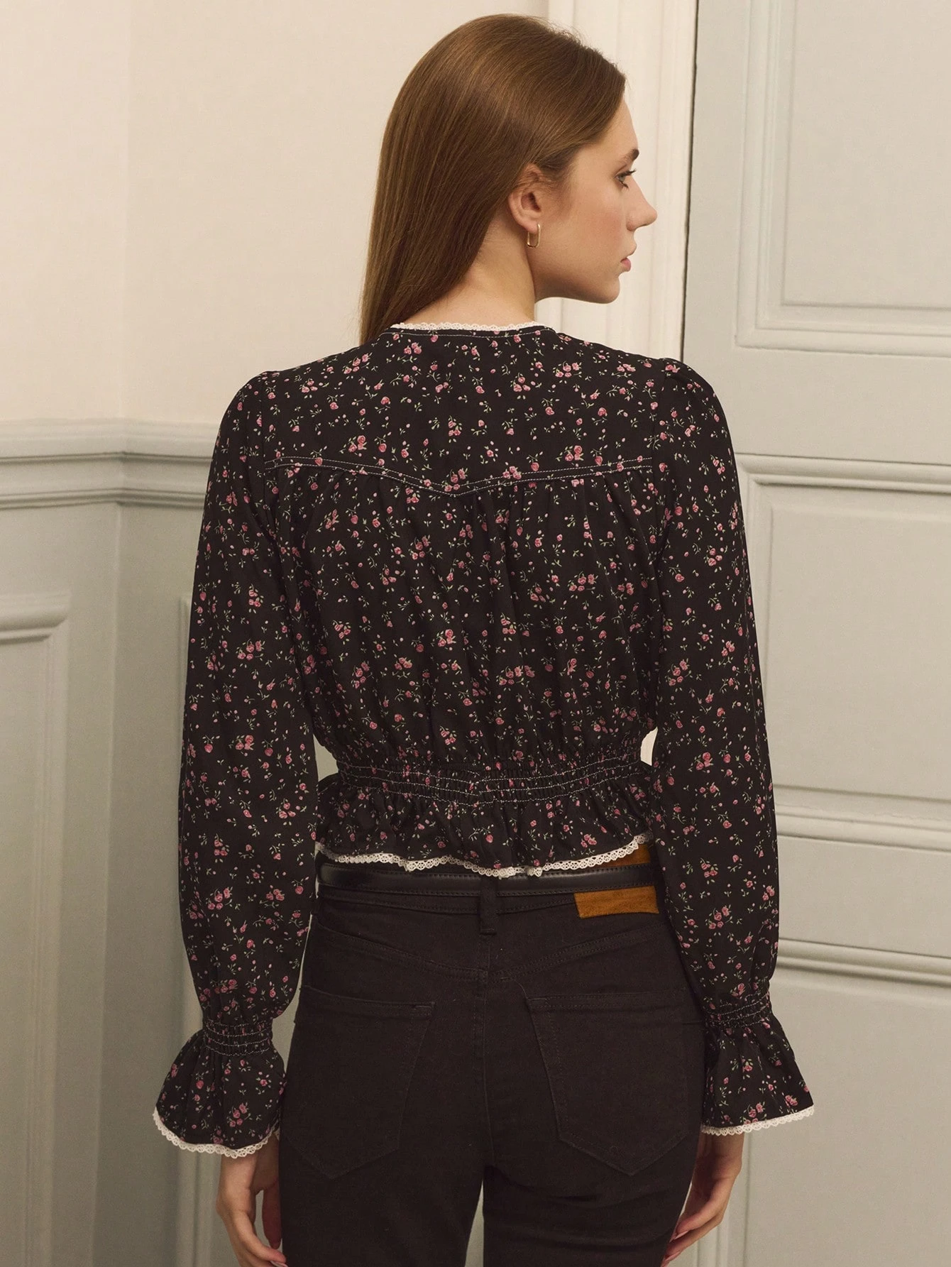 Blusa con estampado floral vintage de tipo ditsy, con cintura ajustada fruncida, detalles de botones delanteros y ribete de encaje blanco contrastante