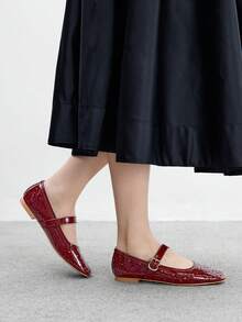 CUCCOO BIZCHIC 女式方头平底勃艮第酒红色镂空扣带一脚蹬平底鞋，轻便舒适的休闲玛丽珍鞋，适合搭配连衣裙 - 酒紅色 - 查看 4
