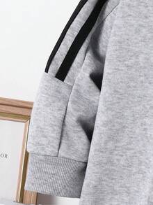 SHEIN 2 件套年轻男童休闲宽松圆领运动衫和运动裤套装，适合返校、生日、迎婴派对、节日派对、秋冬季 - 淺灰色 - 查看 4