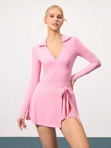 CourtClass Robe de sport femme à col V de couleur unie avec décoration torsadée et short