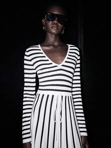 SHEIN Luminelle Vestido de punto de manga larga con cuello en V, con diseño de rayas y parches - Blanco y Negro - Ver 6