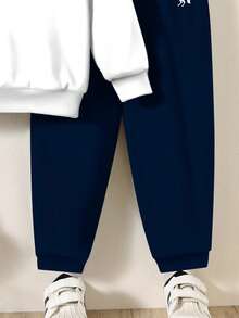 SHEIN 2 件套男童休闲可爱卡通图案条纹拼接宽松舒适长袖运动衫和裤子套装，适合夏季