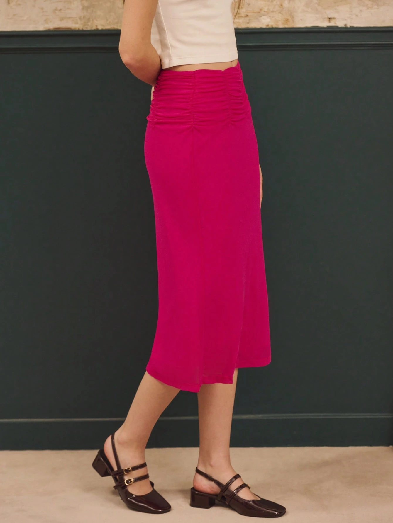 Spódnica midi z siateczki w kolorze fuksji z marszczeniami w talii i rozkloszowanym dołem, elegancka na imprezę, jesień i zimę
