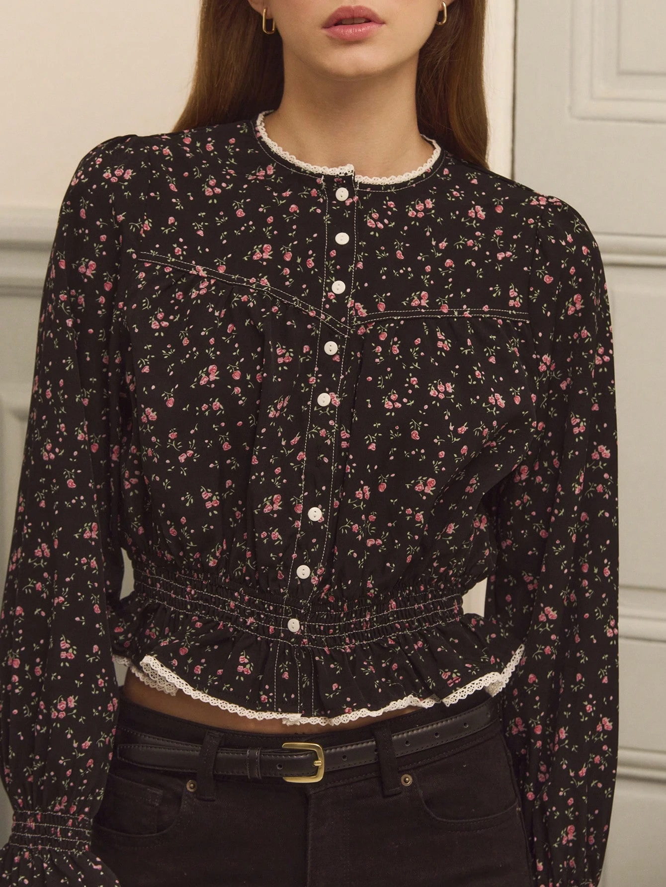 Blusa con estampado floral vintage de tipo ditsy, con cintura ajustada fruncida, detalles de botones delanteros y ribete de encaje blanco contrastante