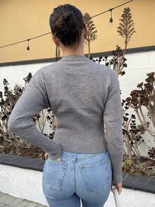 Andrea Bello 灰色短款修身前扣纯色长袖简约休闲针织开衫，灰色毛衣，短款女式毛衣，女式毛衣，针织毛衣，冬季女装，秋季女装，FW24