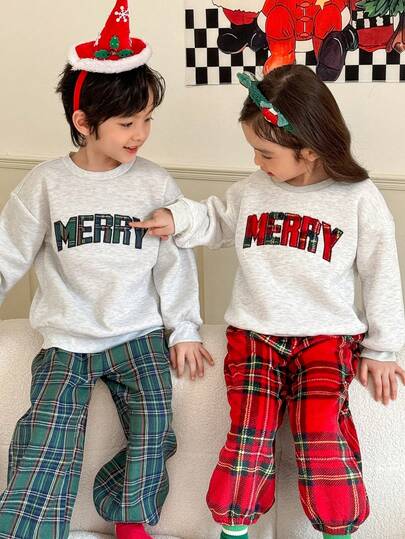 Genkimix Kids 2件套男童休闲装，包含浅灰色羊毛圆领卫衣和格子裤，可爱又时尚！经典灰色上衣增添了深度和活力。搭配时尚的绿色格子裤，整体造型休闲又不失精致。饰有格子和字母刺绣，轻松为孩子打造活泼活力的造型，展现他们独特的个性！柔软的材质带来舒适的穿着体验，时尚休闲的风格和圣诞氛围，适合秋冬季节。