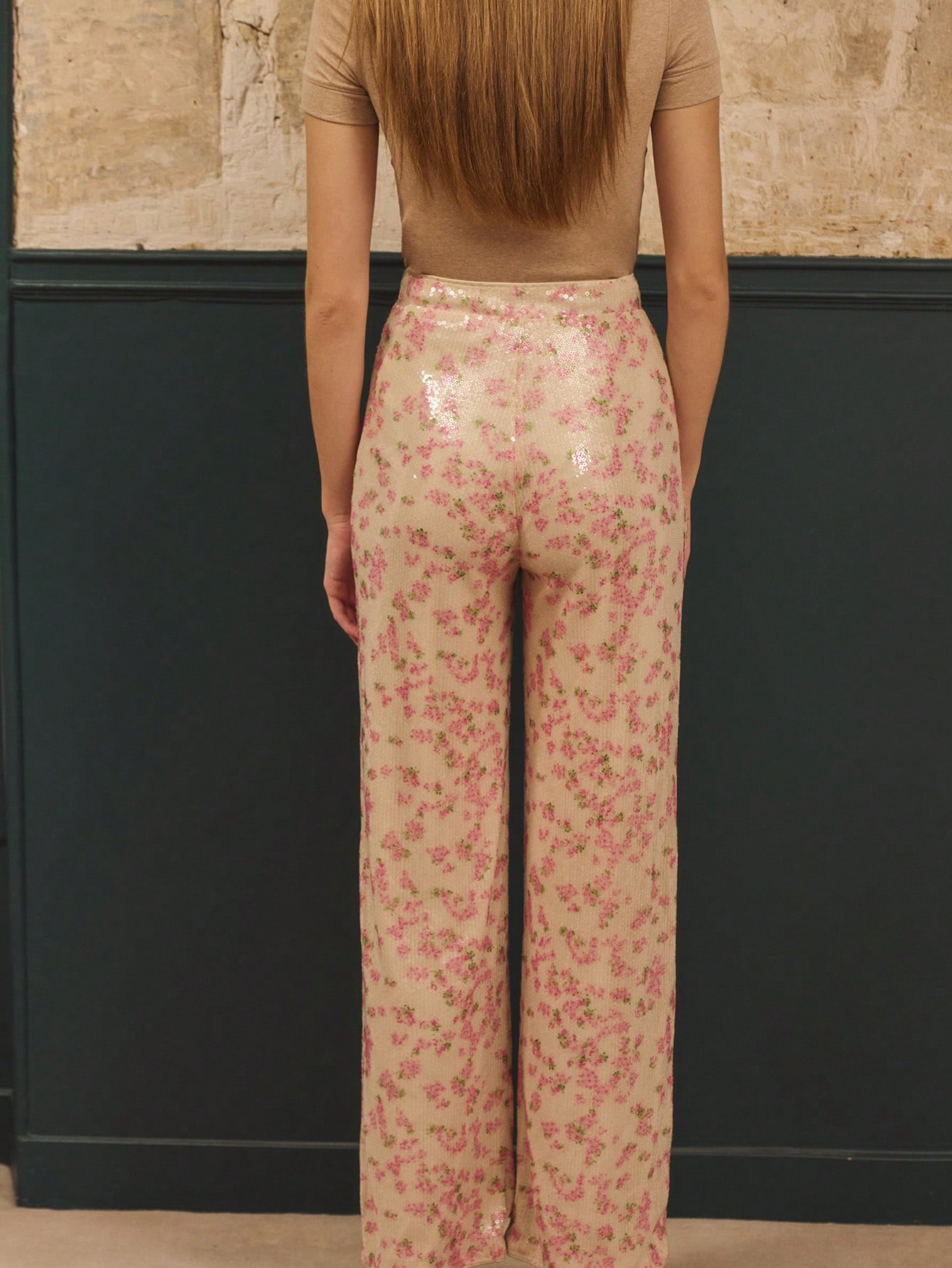 Hochgeschnittene gerade Hose in rosa Blumen-Pailletten-Chic für Partys