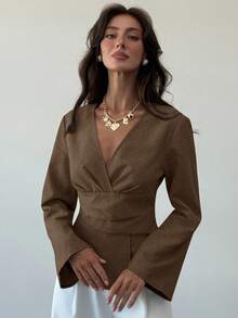 Aloruh 新款时尚通勤风腰部褶皱不对称下摆长喇叭袖V领套头衫 - 棕色 - 查看 5