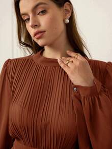 Aveloria Rosie 轻盈飘逸的雪纺褶皱加大码高腰长袖连衣裙 - 咖啡棕 - 查看 2