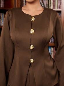 Vionelle 女士加大码两件套，西装面料，正面中央珍珠金金属纽扣门襟，圆领，收腰A字下摆开衩长袖衬衫搭配宽松直筒/阔腿裤，复古法式办公室/通勤商务休闲街头风简约复古风格，适合万圣节、圣诞节、感恩节、下午茶聚会、返校季、秋冬季穿着。棕色套装，女士棕色套装，女士长袖套装，女士裤装，女士休闲套装，裤装套装。 - 咖啡棕 - 查看 5