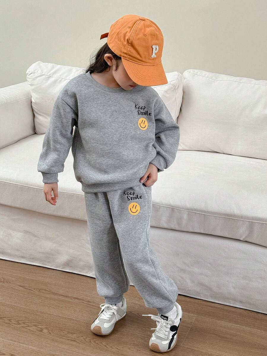 Genkimix Kids 2 件女童休闲图案标语和笑脸印花羊毛运动衫和配套慢跑裤套装，秋季日常运动装 - 灰色 - 查看 1