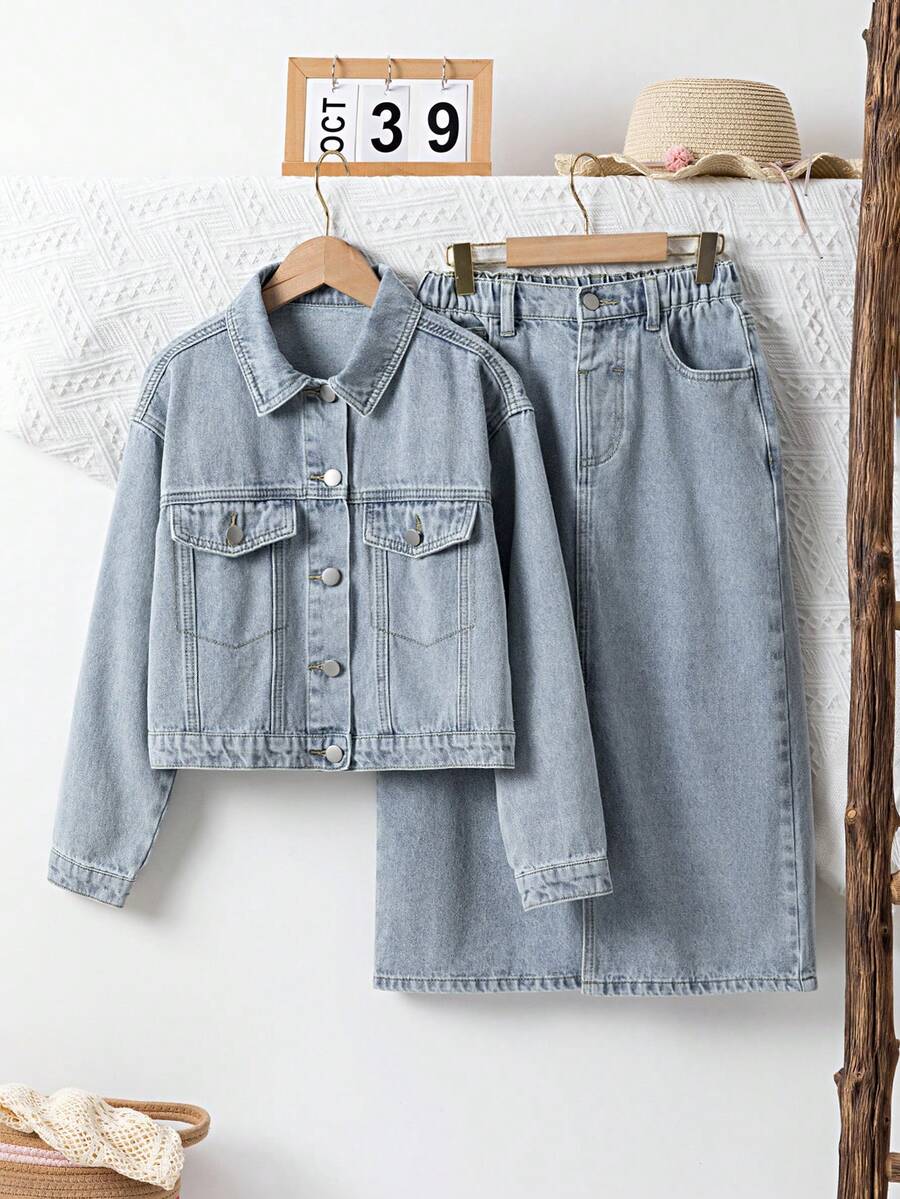 SHEIN Conjunto de 2 piezas de mezclilla para niñas preadolescentes, nueva llegada para otoño/invierno 2025: Chaqueta de mezclilla azul claro, estilo colegial casual, silueta ajustada, falda de mezclilla de algodón cómoda, conjunto de mezclilla para niñas - Lavado ligero - Ver 1