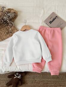 女婴针织柔软套头卫衣和运动裤套装，加厚休闲装，适合秋冬季节，采用爱心、白色和粉色蝴蝶结设计。 - 彩色 - 查看 2
