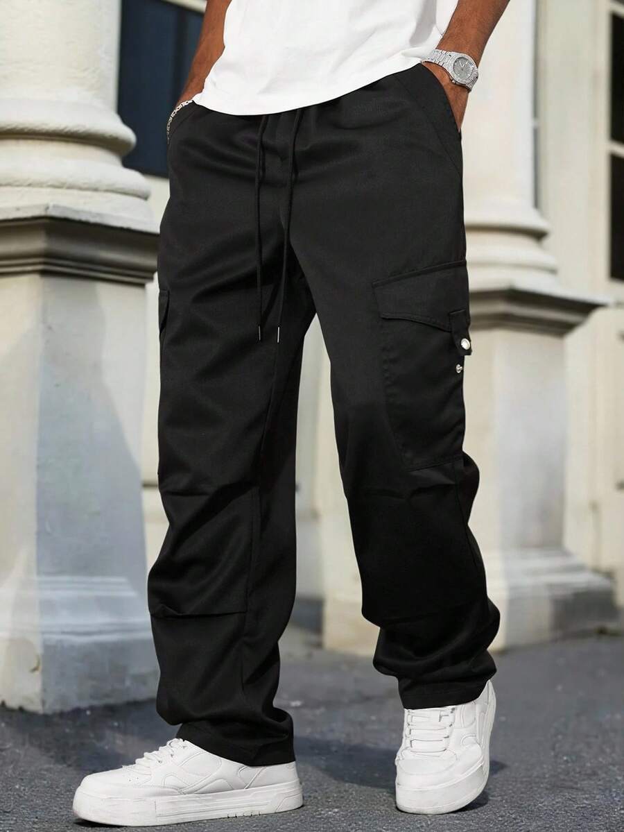 Manfinity CasualCool Pantaloni cargo casual da uomo taglie forti, di colore unito, con tasche oblique e vita con coulisse, pantaloni cargo neri da uomo, pantaloni cargo in felpa da uomo - nero - Visualizzare 1