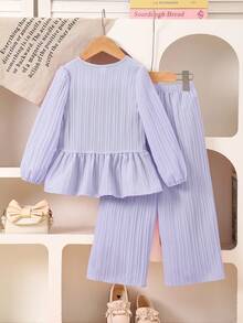SHEIN Playful Pals 女童春/秋季時尚襯衫套裝，薰衣草色編織波浪條紋面料，蝴蝶結裝飾圓領半開扣泡泡袖襯衫配荷葉邊下襬，搭配波浪條紋休閒長褲，2件套，適合返校、日常休閒，可愛優雅女童兩件套套裝小女孩套裝女童套裝女童百褶套裝2件套可愛 - 紫色 - 查看 2