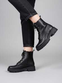 Botas urbanas para mujer tipo combate, disponibles en diferentes colores; diseño moderno ideal para outfits casuales, urbanos, street style, festivales, días de campo, paseos, trabajo o salidas nocturnas. Ofrecen confort, resistencia y estilo, con cierre lateral y ajuste de agujetas, perfectas para combinar con jeans, vestidos, faldas y todo tipo de prendas en cualquier temporada. - Negro - Ver 2
