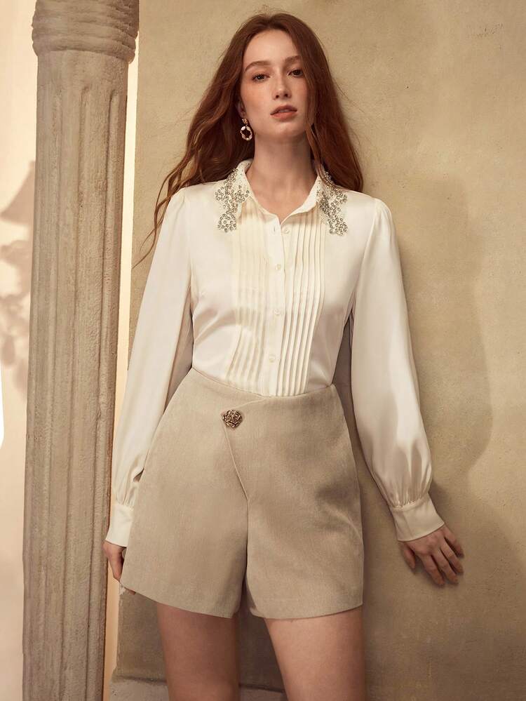 SHORTS VERSÁTILES PARA MUJER CON DECORACIÓN DE HEBILLA DE METAL ASIMÉTRICA