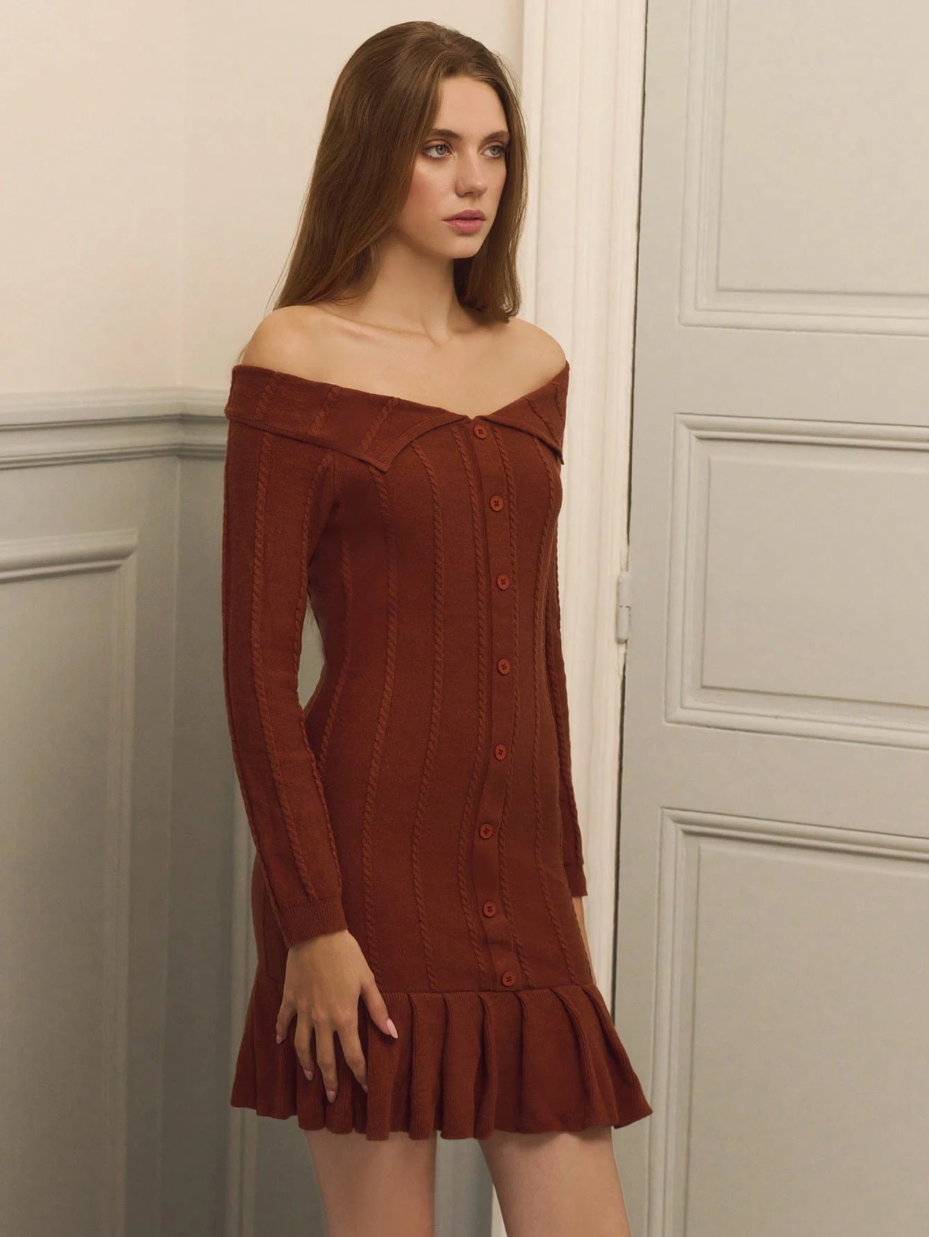 Vestido mini de punto marrón con volantes y detalles de cable, para cualquier ocasión