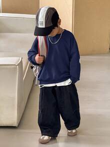SHEIN Little Byeori 1 件年轻男孩休闲学院风舒适时尚简约宽松实用百搭大字母图案厚运动衫，适合日常穿着、上学、郊游、运动、秋冬 - 藏蓝色 - 查看 2