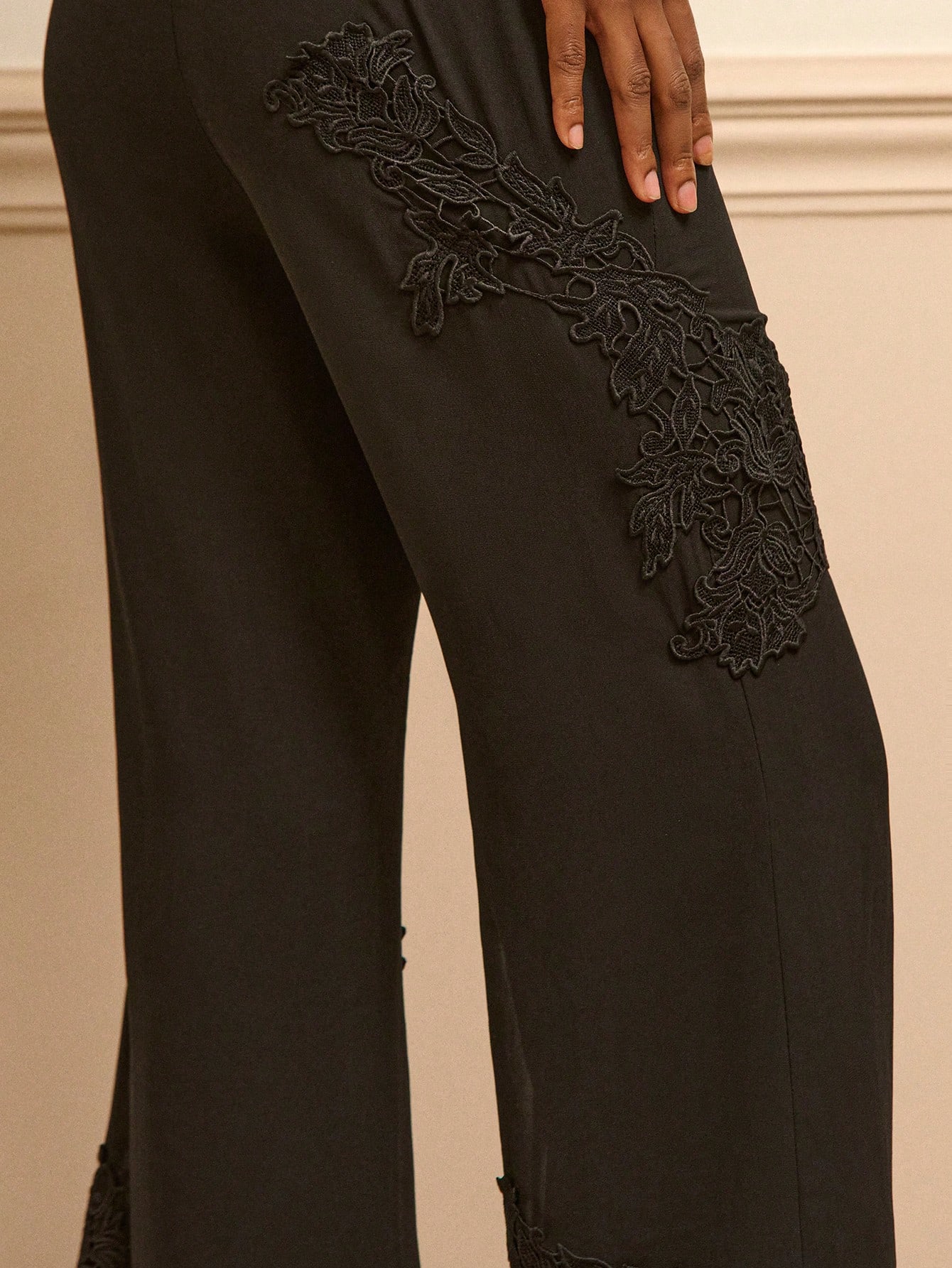 Calça Flare de Chiffon de Cintura Alta Preta com Detalhe de Renda Aplicada, Estilo Vintage de Outono e Inverno