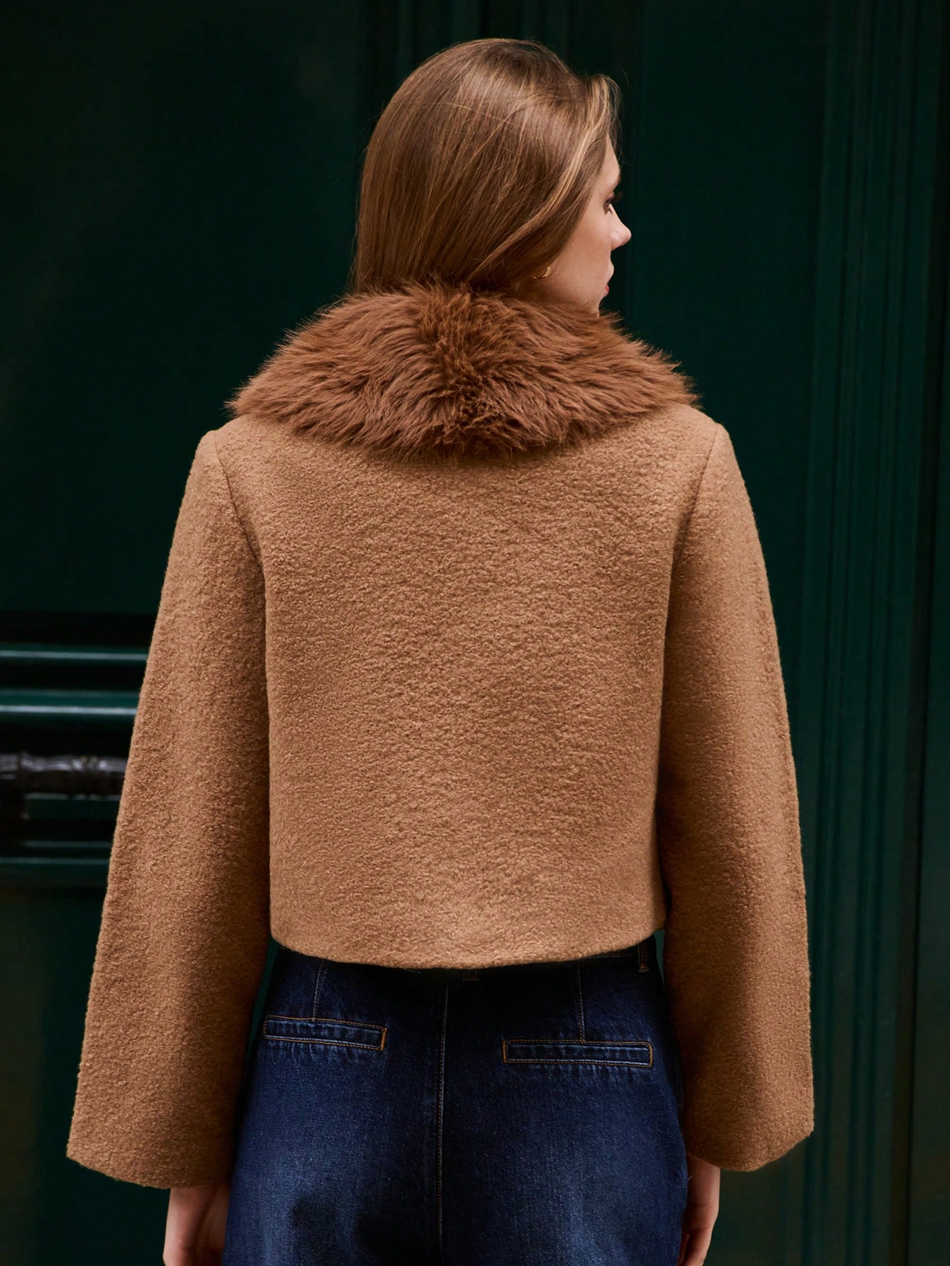 Jasnobrązowa tweedowa krótka kurtka z brązowym kołnierzem i mankietami ze sztucznego futra, styl vintage jesień-zima