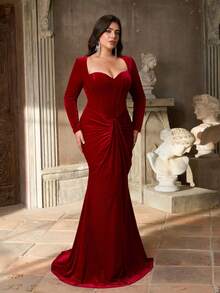 Aureia فستان سهرة أنيق وطويل الأكمام مزخرف بتصميم قلب أحمر رومانسي مع تجعيد عند الخصر وذيل مذنب (تصميم مزخرف بشكل كبير) للمقاسات الكبيرة - الأحمر - مشاهدة 8