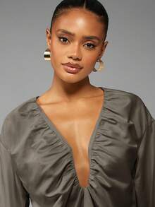 MISSGUIDED 褶饰深 V 领灯笼袖衬衫，正面有褶饰细节，长袖上衣 - 灰色 - 查看 6