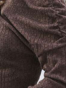 Nöista 这款深褐色罗纹针织套装包含一件露肩上衣和一条阔腿裤，优雅舒适，是春假期间女性的理想之选。无论是轻松的感恩节聚会、温馨的居家生日装扮，还是舒适又不失时尚的周末休闲装，都能轻松驾驭。它易于搭配春假服装、轻薄内搭或正式外套，打造精致的季节造型。 - 紫色 - 查看 7