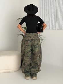 Ronhire بنطال جينز نسائي سائب معرَّق بأنماط التمويه العشوائية - أخضر عسكري - مشاهدة 2