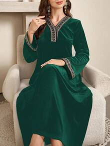 Al Najma Elegant Velvet Long Sleeve Dress, High-Quality Goddess Style, Spring/Autumn 2024 New Arrival - Green - View 3
