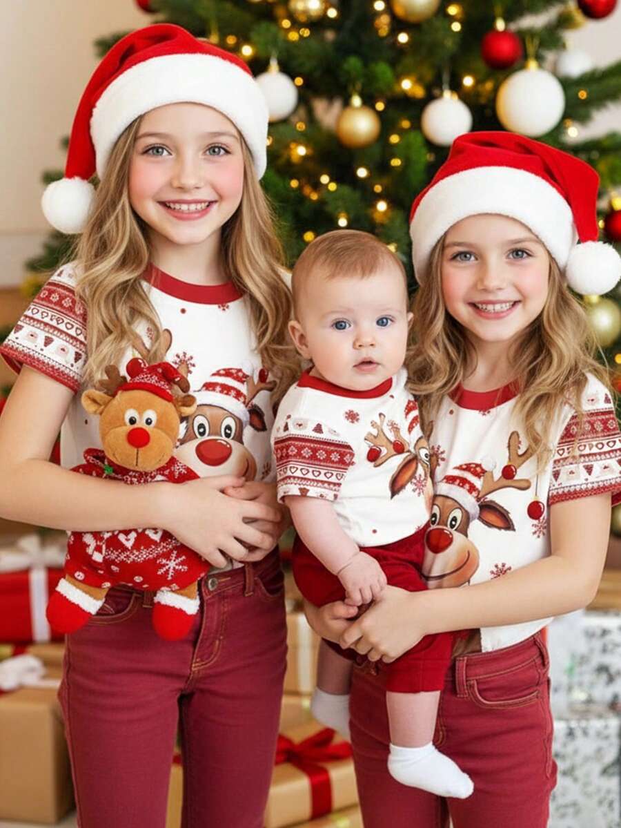 SHEIN Camiseta infantil Happikins para celebração de Natal, vermelha natalina, com estampa fofa de rena de desenho animado, flocos de neve em degradê, estampa Fair Isle com urso e rena, ideal para combinar com a família, presente de Natal, clima natalino, camiseta casual minimalista de manga curta e gola redonda, perfeita para o verão, todas as estações, para usar em casa e para festas de Natal. - Multicolorido - Ver 1