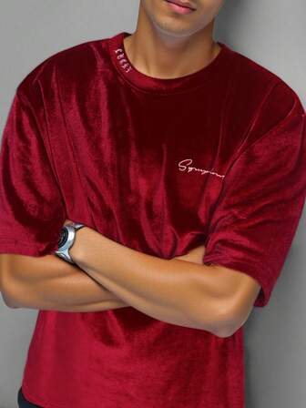 Manfinity Hypemode Camiseta holgada de manga corta con bordado de letra de terciopelo casual para hombre de talla grande, Navidad, Invierno