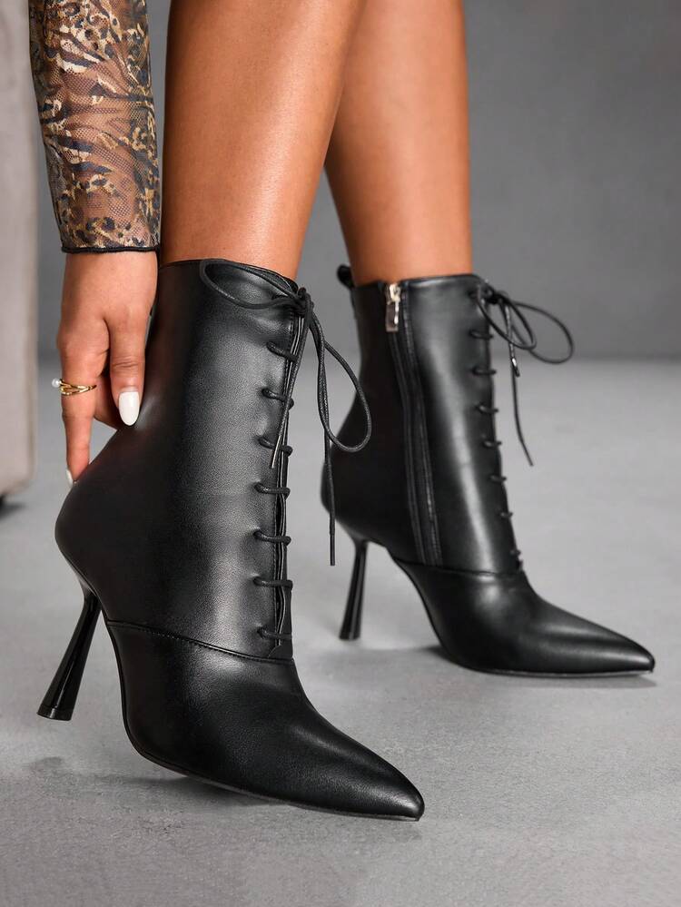 CUCCOO SZL Botas de Tornozelo Pretas Sexy e Versáteis para Mulheres, com Salto Alto Envernizado, Bico Fino, Decoração de Cadarço e Zíper Lateral