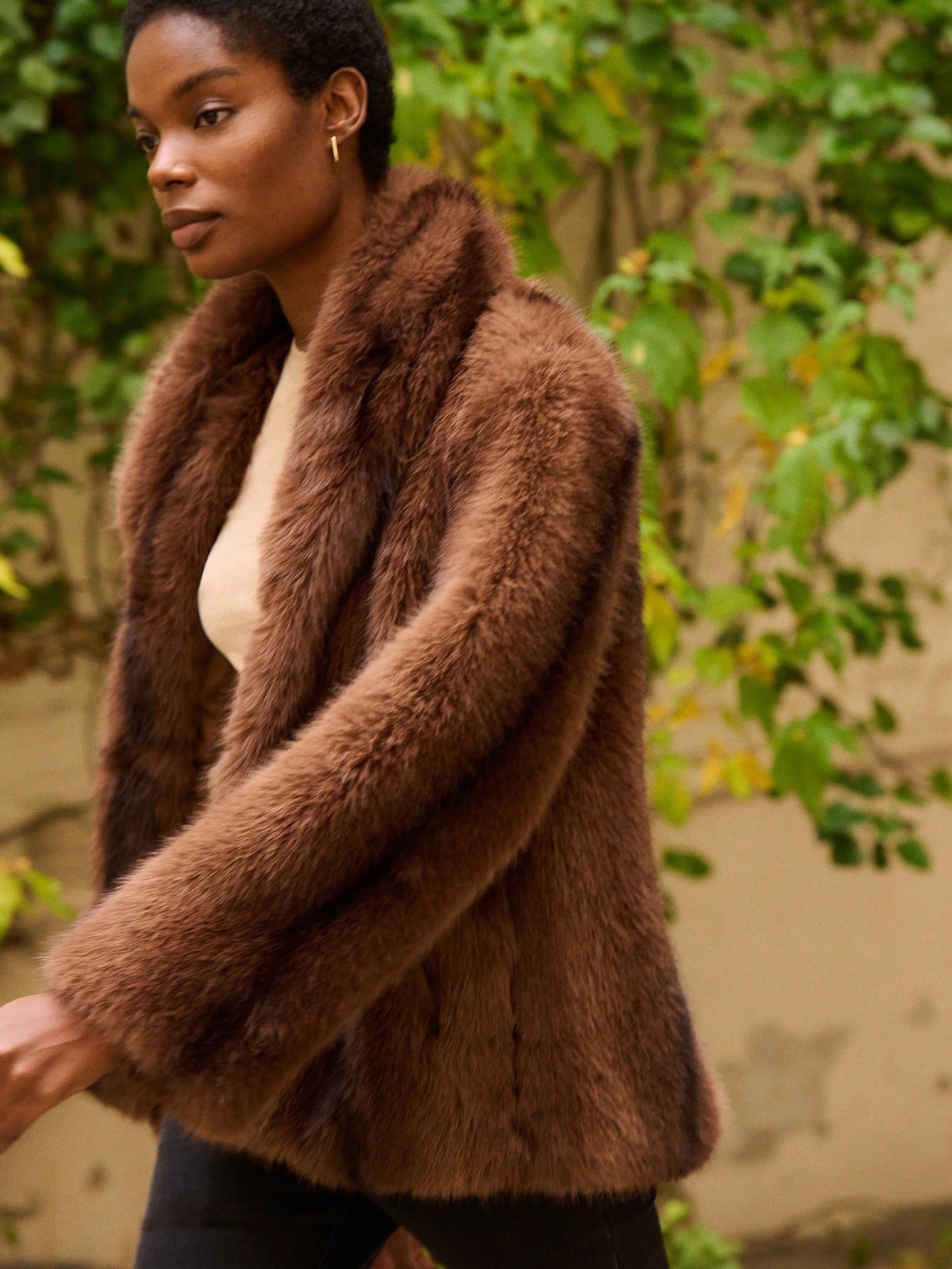 Cappotto oversize in stile vintage in ecopelliccia marrone cioccolato, caldo e accogliente, adatto per l'autunno e l'inverno