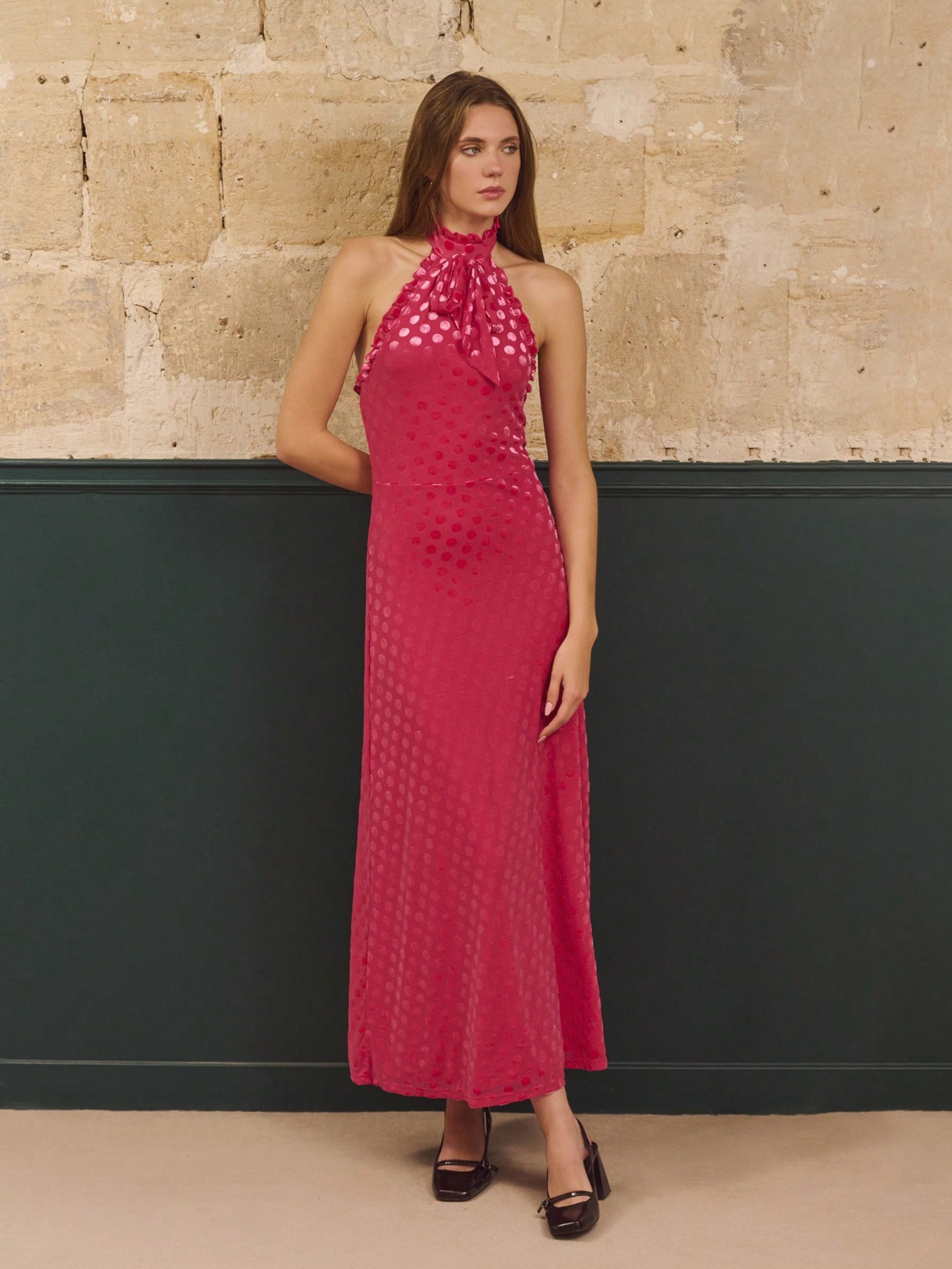 Vestido Longo Maxie de Cetim Fúcsia com Bolinhas, Laço no Pescoço Halter e Costas Abertas, Elegante para Festa, Outono e Inverno