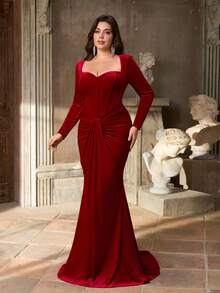 Aureia فستان سهرة أنيق وطويل الأكمام مزخرف بتصميم قلب أحمر رومانسي مع تجعيد عند الخصر وذيل مذنب (تصميم مزخرف بشكل كبير) للمقاسات الكبيرة - الأحمر - مشاهدة 7