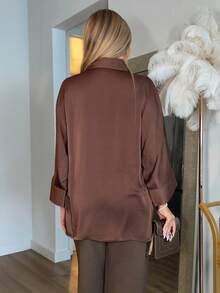 Cioccolato Áo sơ mi dài tay nữ cổ bẻ cài nút màu đậm thanh lịch giản dị xẻ tà bên hông bằng vải satin - Cà phê nâu - Xem 2