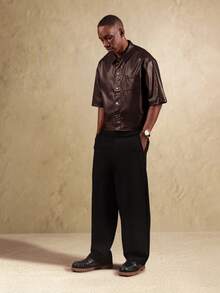 Koszula z imitacji skóry krokodyla SUMWON o kroju crop-fit z kieszenią na piersi, gładka - Brązowy - Zobacz 6