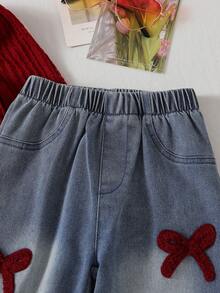 Sparklyn 2 件套女童韩版甜美可爱荷叶边领长袖纹理面料上衣 T 恤圣诞红色 + 刺绣蝴蝶结装饰直腿宽牛仔裤休闲运动套装，适合圣诞节、万圣节、度假、返校、秋冬 - 酒紅色 - 查看 6