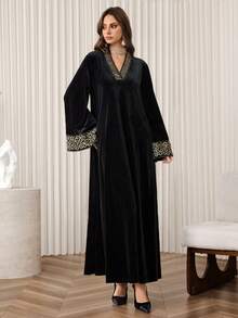 Al Najma 黑色天鹅绒V领亮片刺绣修身喇叭裙，优雅秋冬装 - 黑色 - 查看 5