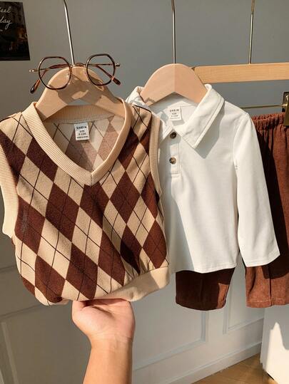SHEIN 3 Stück/Set Baby Jungen Fleece gefütterte Hemd im Preppy Stil, karierte Weste und Cord Hose Set, geeignet für Innen, Outdoor Skifahren, Alltag, Sport, Spiel, Party, Fotografie im Herbst/Winter