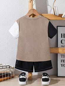 SHEIN 2 件套年轻男孩休闲工装拼色图案圆领短袖 T 恤和短裤套装，适合通勤、上学、日常休闲、运动、春夏季