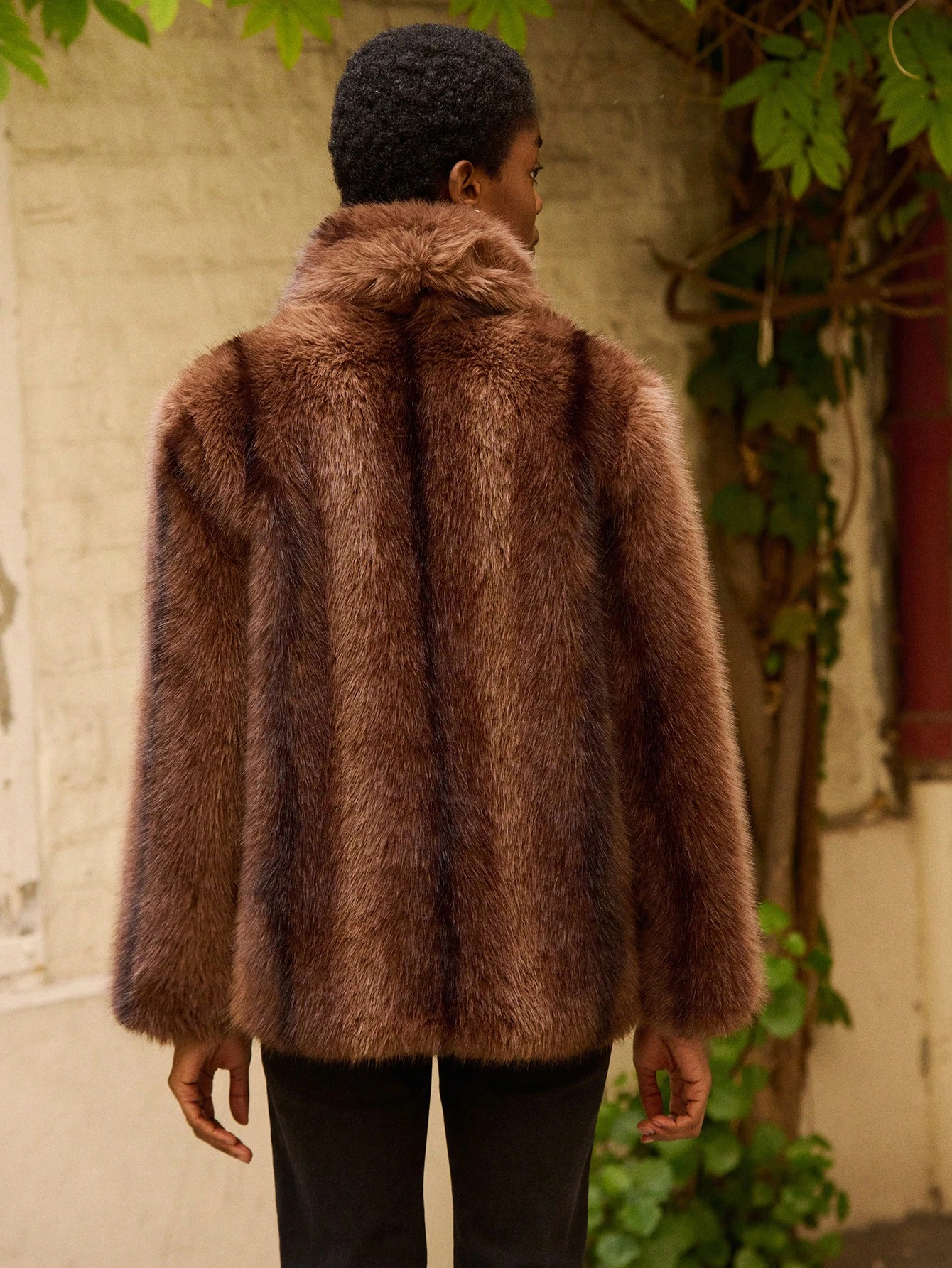 Cappotto oversize in stile vintage in ecopelliccia marrone cioccolato, caldo e accogliente, adatto per l'autunno e l'inverno