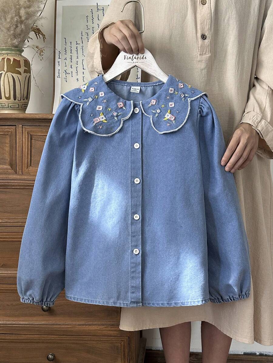 Vintaside Kids 这款女士秋冬蓝色牛仔学院风翻领长袖衬衫外套,风格时尚简约,复古百搭。牛仔面料厚度适中,宽松版型。花瓣领设计,领口处饰有色彩丰富的花朵刺绣图案。 - 藍色 - 查看 1