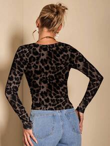 SHEIN BAE Camiseta de manga larga con cuello redondo y pliegues con estampado de leopardo vintage para mujer, adecuada para primavera y otoño - Multicolor - Ver 2